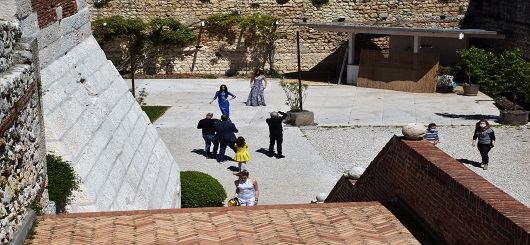 Castles of Romeo and Juliet fashion on stage Castles of Romeo and Juliet fashion on stage