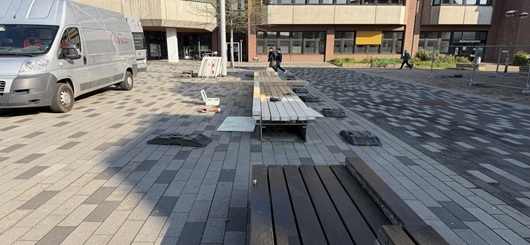 Alte Holzbänke auf dem Rathausplatz in Voerde werden erneuert.